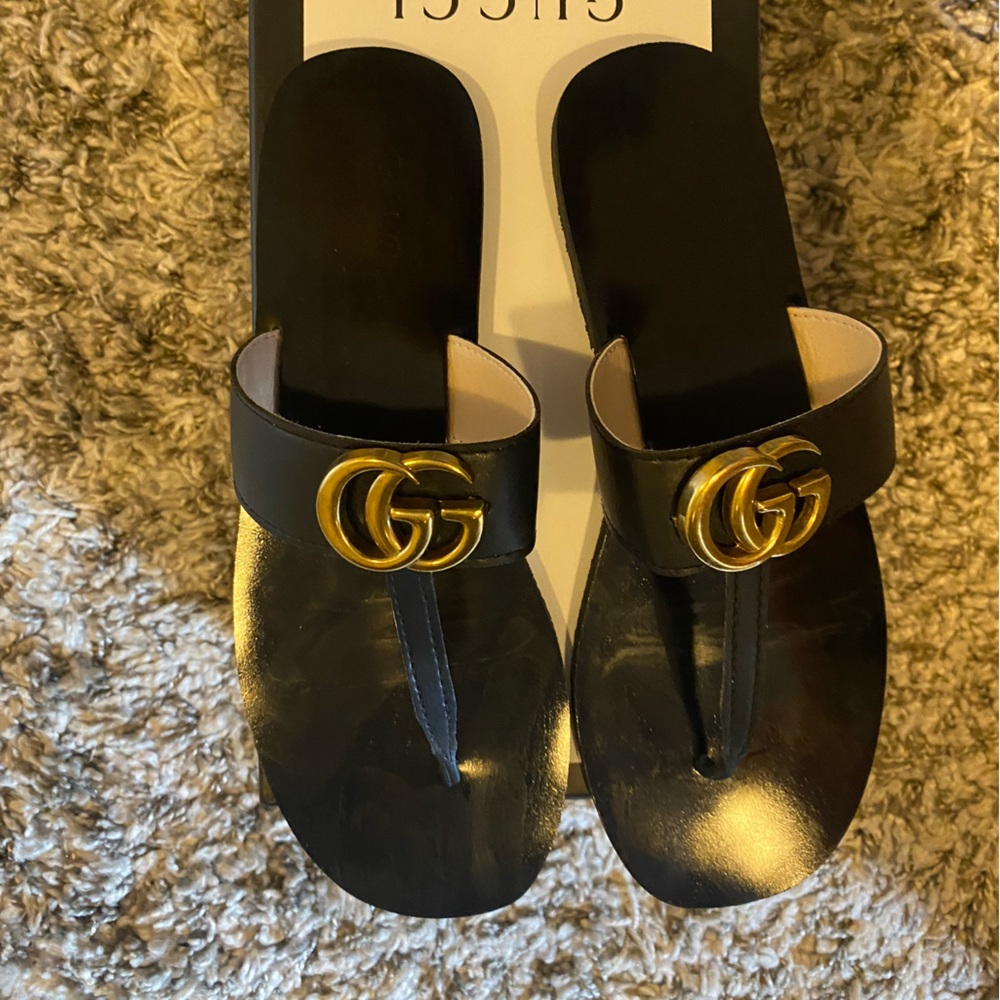 Gucci Leather thong sandal with Double G